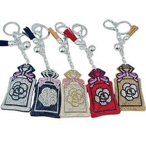 Nouveau cristal étincelant bouteille de parfum porte-clés mode cristal cuir gland sac pendentif fille cadeau en gros porte-clés en métal - Product Image 1