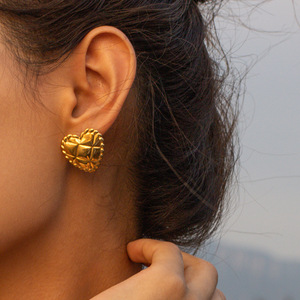 Nuevo Estilo Hipoalergénico, Juego de Joyería de Acero Inoxidable con Baño de Oro de 18K, Aretes y Anillos con Forma de Corazón para Mujer - Product Image 1