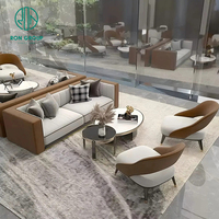 Ensemble de meubles de café moderne, restaurant, canapé en tissu gris clair, tables basses rondes et fauteuils gris