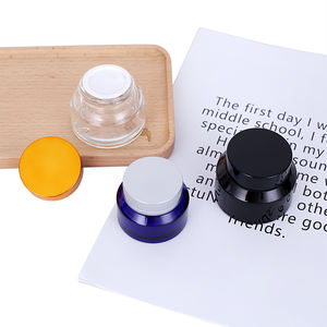 Tarro de vidrio redondo de 50g/100g transparente/negro/verde/azul con hombro inclinado y tapa de plástico dorada/negra - Product Image 5