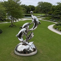 Sculpture de Quatre Dauphins Entrelacés en Acier Inoxydable Poli Miroir Personnalisée avec Boule Dorée sur le Haut, Statue pour Bord de Rivières