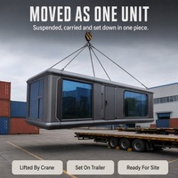 Cabane préfabriquée portable en forme de capsule avec fenêtres en verre teinté et murs isolés pour une utilisation en jardin et en station balnéaire