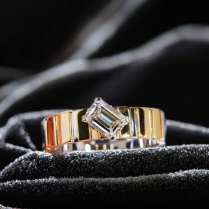 Bague solitaire simple en or 14K et 18K fabriquée à la main 5x7mm DEF White Emerald Cut Lab Grown Moissanite Conçu pour les hommes - Product Image 4