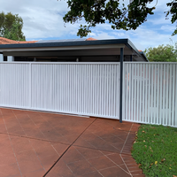 Clôture de piscine en aluminium avec sections transparentes à vue dégagée et éclairage LED intégré dans les poteaux pour cour et villa