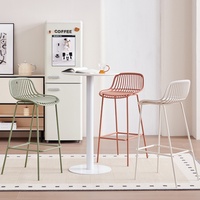 Chaises de bar modernes et simples en plastique avec structure métallique pour la maison, les cafés, les restaurants, les terrasses, les bars de loisirs, tabourets hauts