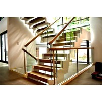 Escalier en bois à poutres en Z de conception nouvelle avec balustrade en verre teinté
