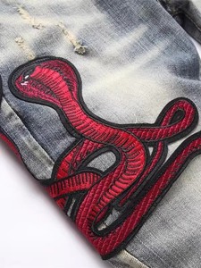 <span class=keywords><strong>Jeans</strong></span> bleu slim pour homme personnalisés, délavés à la pierre, respirants, lavables, avec broderie de patch, style hip-hop, utilitaire, avec <span class=keywords><strong>rivets</strong></span> - Product Image 3