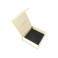 Boîte cadeau de luxe personnalisée avec couvercle magnétique, logo estampé or, fermeture magnétique, emballage rigide pour cosmétiques et bijoux