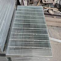 Heetgedoopte gegalvaniseerde stalen roosterplaten, zwaar belastbaar gelaste metalen rooster voor platformloopbruggen, premium materialen