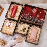 Elegante, stevige cadeaudoos van bruin gestructureerd papier met gouden folie lint en strik voor verjaardag, Valentijnsdag, bruiloft en cadeauverpakkingen.