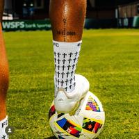 Chaussettes de football Jésus-Christ personnalisées Logo croisé Grip Sports Sports Écriture personnalisée Chaussettes antidérapantes pour l'équipe de football