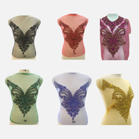 Applique de corsage en forme de cœur avec motif floral en strass dorés et cristal, faite à la main, colorée, à coudre, perlée, argentée brillante 3D pour robe