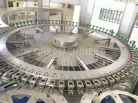 Combien coûte une machine de remplissage d'eau trois en un 32-32-10, ligne de production de remplissage d'eau potable entièrement automatisée