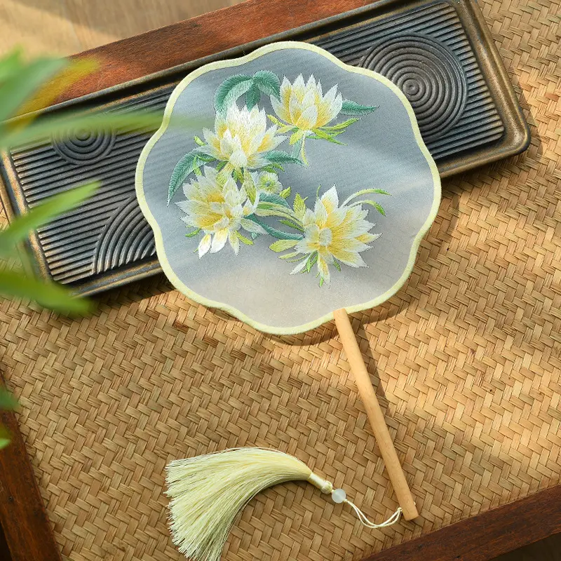 Y-Z décorations de fleurs brodées de style chinois et japonais et ventilateur à main rond vintage avec poignée en bois