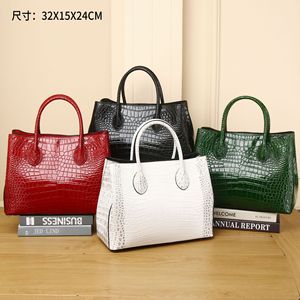 Borsa a tracolla da donna in vera pelle di prima qualità con motivo a ventre di coccodrillo, chiusura grande con zip - Product Image 2
