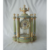 Horloge mécanique antique chinoise en bronze, avec figurine de pot à fleurs et architecture cloisonnée, affichant les heures et les demi-heures.