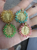 Collier pendentif tendance en laiton plaqué or, motif Vierge Marie et Saint Benoît, avec perles colorées