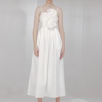 Robe longue plissée sans bretelles couleur unie avec fleurs en relief, design de niche 2026