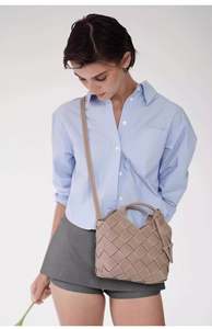 Bolso de Mano de Diseño Casual para Mujer, Tejido en Piel Vacuna, Estilo Lujoso y Exclusivo, con Cadena Cruzada y Correa para el Hombro - Product Image 6