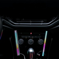 Lumière d'ambiance LED RVB à commande vocale pour voiture et bureau avec synchronisation musicale, batterie rechargeable et lumières décoratives à intensité variable