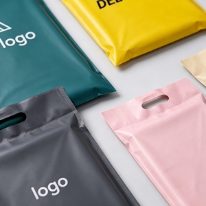 Sac de courses rose mat en polyéthylène écologique biodégradable et imperméable avec logo en feuille d'or rose, sac cadeau personnalisé pour marchandises - Product Image 2