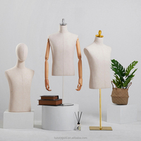 Boutique Mode Robe Forme Hommes Mannequin Homme Buste Chemises Corps Blanc Lin Demi Corps Mannequin Mâle sur Table