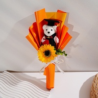Cadeau de remise de diplôme fait main : Bouquet de fleurs de savon et de tournesols avec ours en peluche et chapeau de docteur, un souvenir charmant pour la Saint-Valentin des étudiants modernes