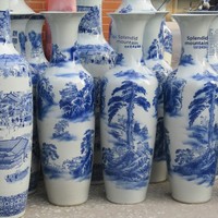 Vase en porcelaine bleu et blanc de style chinois Jingdezhen, grand modèle sur pied, 'Splendid Landscapes', pour salon, hôtel