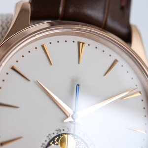 นาฬิกาข้อมือผู้ชายระบบกลไกระดับพรีเมียม พร้อมฟังก์ชั่นแสดงข้างขึ้นข้างแรม กระจกแซฟไฟร์ และคุณสมบัติกันน้ำ ให้ความรู้สึกหรูหราสง่างาม - Product Image 5