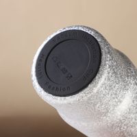 Bouteille d'eau sport sous vide personnalisée en gros, multi-tailles (350ML/1000ML), en acier inoxydable SUS304, avec poignée de transport et base en silicone, pour les utilisateurs haut de gamme.