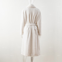 Peignoir en polaire blanc luxueux pour femme, col en V, motif floral en relief, manches longues, doux, chaud et moelleux, 100 % polyester, décontracté, pour l'automne