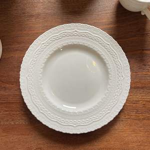 Ensemble d'assiettes à dîner en céramique <span class=keywords><strong>blanche</strong></span> en dentelle gaufrée européenne <span class=keywords><strong>Assiette</strong></span> et plat baroques élégantes pour événement de mariage - Product Image 6
