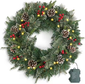 Couronne de Noël artisanale écologique de 24 pouces, fabriquée directement en usine, avec des feuilles en PVC, des cônes de pin et des fruits rouges - Décoration à accrocher à la porte - Product Image 1