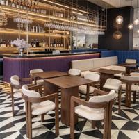 Ensemble table et chaises de restaurant en bois massif au design moderne et luxueux pour restaurant commercial, hôtel ou café – Caractéristique durable