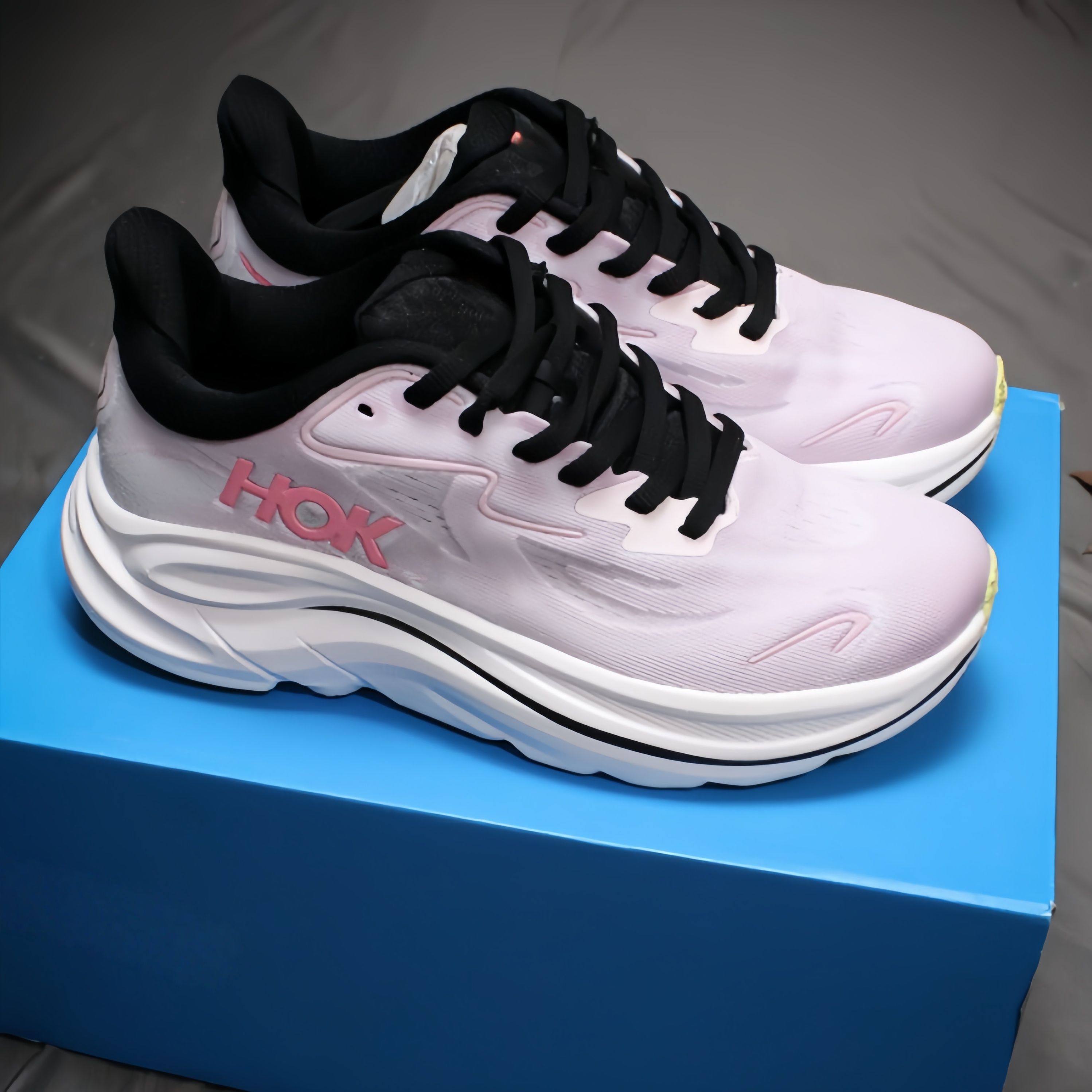 ชุดสีดำและสีม่วงอ่อน