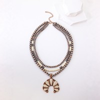 Collier bohème fait main en cuivre antique, perles Navajo, pierres howlite, chaîne à plusieurs rangs avec pendentif en turquoise blanche