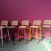 Chaise haute en plastique personnalisée pas chère avec cadre coloré en rotin PP empilable pour la maison et le bar
