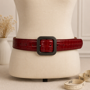 Cinturón de Cuero Genuino Personalizado Carosung para Hombre y Mujer, Color <span class=keywords><strong>Rojo</strong></span> Rubí con Grabado de Cocodrilo y Hebilla de Metal - Product Image 4