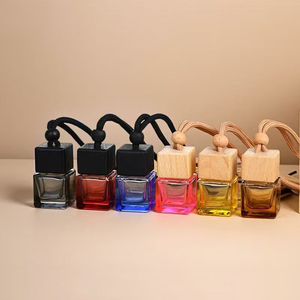 Diffuseur de parfum pour voiture, flacon de 8 <span class=keywords><strong>ml</strong></span>, forme cube, <span class=keywords><strong>design</strong></span> coloré, avec bouchon en bois et corde. - Product Image 1