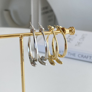 Boucles d'oreilles pendantes élégantes et luxueuses au design artistique pour femmes, en alliage serti de diamants, plaqué cuivre poli - Product Image 1