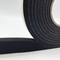 Bande d'étanchéité en mousse PU précompressée auto-extensible, imprégnée, à cellules ouvertes, résistante aux intempéries et aux UV, pour les joints des fenêtres, des portes et des façades