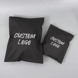 Sac d'emballage <span class=keywords><strong>en</strong></span> <span class=keywords><strong>plastique</strong></span> CPE recyclable noir mat/givré personnalisé <span class=keywords><strong>avec</strong></span> fermeture éclair pour T-shirt, maillot de bain, vêtement, <span class=keywords><strong>avec</strong></span> logo et taille personnalisée - Product Image 1