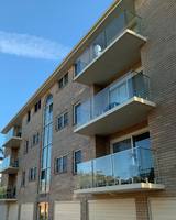 Moderno espigón de vidrio ajustable de acero inoxidable para cercas de piscinas sin marco de villas, barandales de vidrio para escaleras y balcones, resistente a la oxidación y al agua