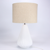 Lampe de bureau en céramique en gros d'usine avec abat-jour original, LED à économie d'énergie, design moderne, interrupteur électrique, lampe de table blanche