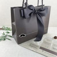 Magasin de vêtements noirs de luxe personnalisé en usine emballage de vente au détail sacs de transport cadeaux sac en papier pour boutique