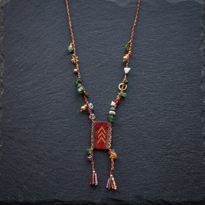 Collier artisanal Sstringz en perles Miyuki Delica rouge bordeaux avec éclats de pierre verte, breloques dorées et pompons multicolores style bohème - Product Image 5