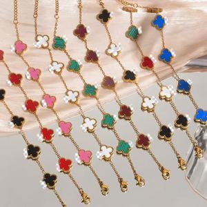 Gelang pesona wanita berbahan stainless steel anti air, berlapis emas 18K, dengan liontin bunga retro dan semanggi berdaun empat yang membawa keberuntungan - Product Image 1