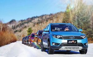 Niedrige Preise 2025 Chinesische Preise 4*<span class=keywords><strong>2</strong></span> FAW R7 Small Mini Suv 4 Räder Günstige Benzin autos für Erwachsene - Product Image 3