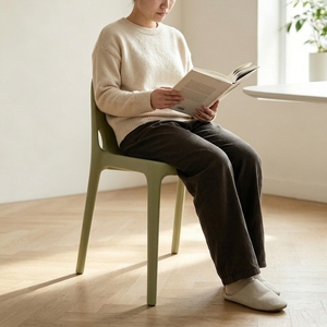 Chaise de salle à manger en plastique moulé intégré de style nordique, empilable, avec dossier minimaliste, pour <span class=keywords><strong>la</strong></span> maison, le café, le restaurant - Product Image 2