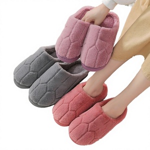 Pantuflas Cálidas Estilo Hotel para Mujer y Hombre, Nuevas Pantuflas de Invierno para el Hogar, Suaves y Peludas, con Plataforma Antideslizante para Dormitorio - Product Image 4